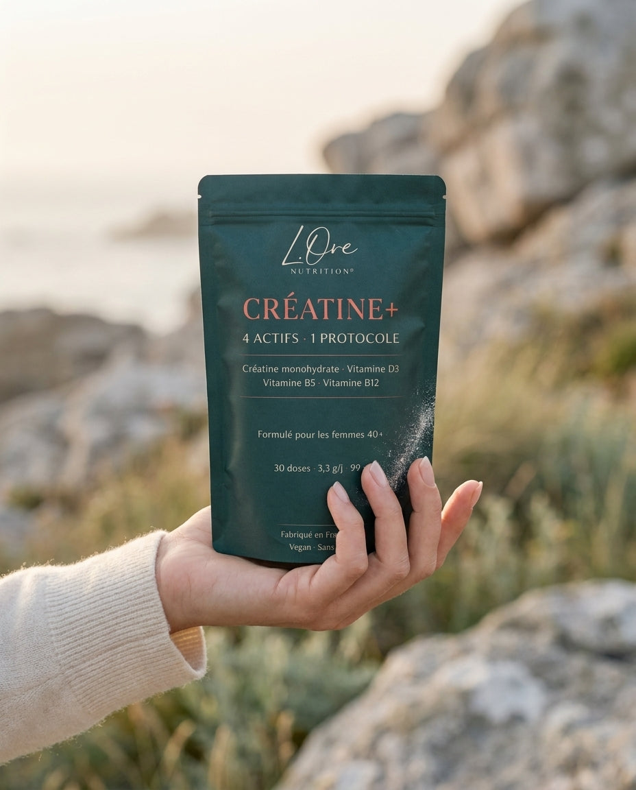 Main tenant le doypack CRÉATINE+ en extérieur, geste quotidien dans la lumière naturelle.