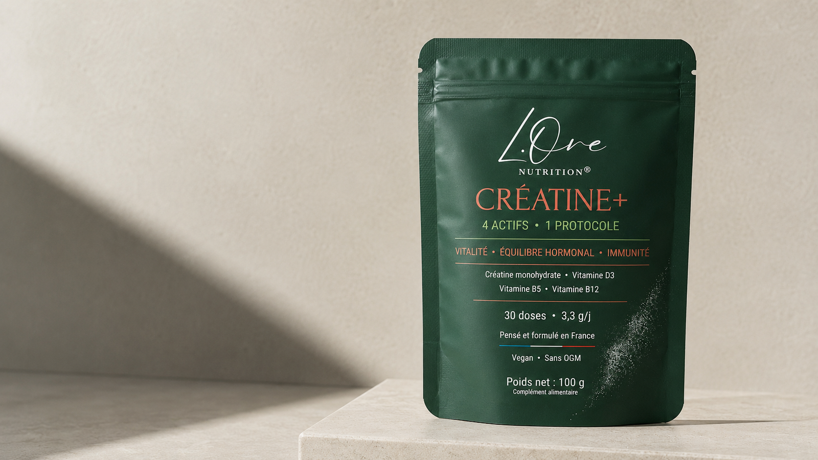 Doypack CRÉATINE+ posé sur un socle de pierre claire, lumière naturelle rasante.